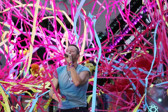 Coldplay's Chris Martin performs on NBC's Today show at Rockefeller Plaza on Tuesday, Oct. 8, 2024, in New York. [AP/YONHAP]