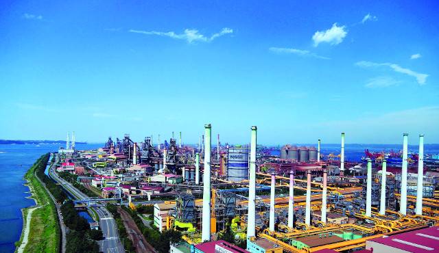 경북 포항 포스코 포항제철소 전경. 포항의 철강 산업은 경기침체에 중국발 저가 철강 보급, 내수 부진 등이 겹치며 전례 없는 위기를 맞고 있다. 포항시는 기업 지원 시책을 발굴하고 기업 및 유관기관과 긴급 대책회의를 열고 해결책을 모색하는 등 위기 극복에 행정력을 집중하고 있다. 포스코 제공