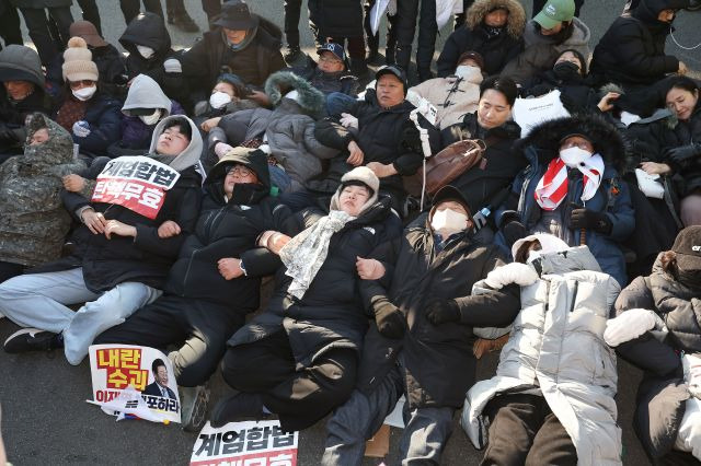 2일 서울 용산구 한남동 대통령 관저 정문 앞에 지지자들이 도로에 누워 있다. 연합뉴스