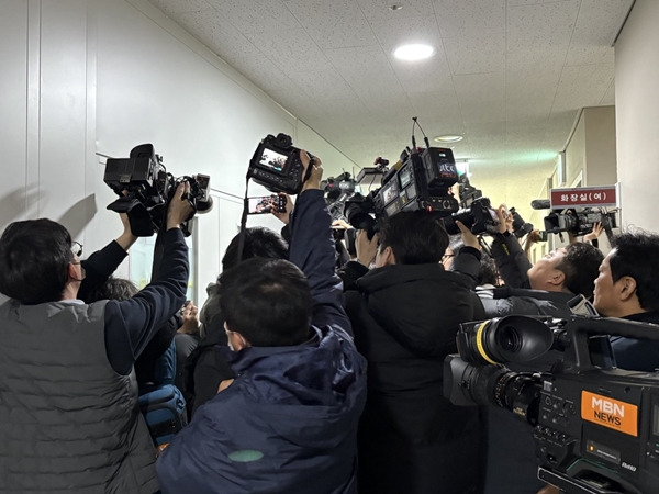 ▲ 1월2일 경찰이 179명이 사망한 제주항공 여객기 참사와 관련해 제주항공과 한국공항공사 무안공항 사무실 등에 대한 압수수색을 실시했다. 2일 오전 무안공항 관리동 사무실 앞에 몰린 취재진. 사진=윤유경 기자.