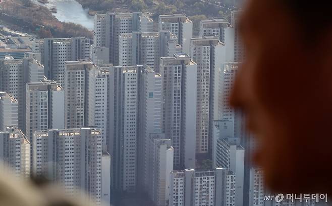 [서울=뉴시스] 황준선 기자 = 5일 서울 송파구 롯데월드타워 서울 스카이에서 아파트 밀집 지역이 보이고 있다.  이날 부동산R114에 따르면 올해 1월부터 11월까지 서울 아파트 평균 청약 경쟁률이 154.50대 1를 기록해 지난해 연간 경쟁률(57.36대 1)의 2.7배에 달하는 수치를 기록했다. 이는 내년부터 서울 아파트 공급물량 급감 예고와 올해 강남3구 인기지역 물량이 풀리면서 이른바 '로또 청약' 열풍이 불었기 때문으로 풀이된다. 2024.12.05. hwang@newsis.com /사진=황준선