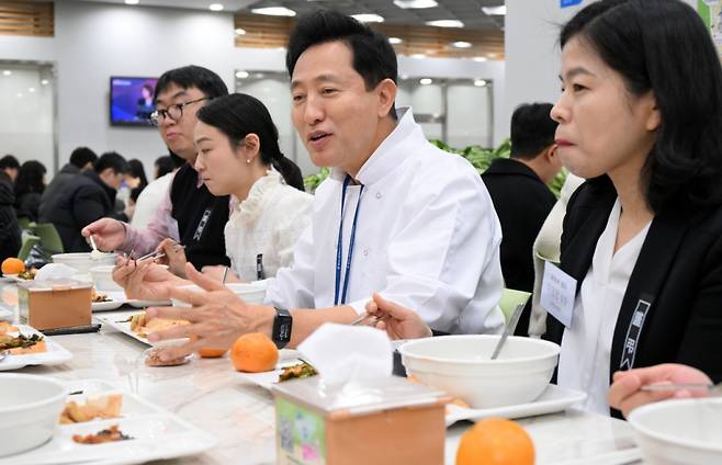 오세훈 서울시장(오른쪽 두번째)이 2일 오전 서울시청 구내식당에서 직원들과 함께 식사를 하고 있다 /사진제공=서울시