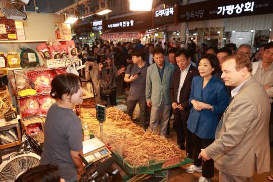 게오르크 빌프리드 슈미트(오른쪽 첫 번째) 주한독일 대사, 오영주(〃 두 번째) 중소벤처기업부 장관, 부호(〃 세 번째) 주한베트남 대사가 지난해 9월 13일 서울 동대문구 경동시장에서 베트남 상인과 이야기를 나누고 있다. 중소벤처기업부 제공