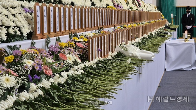 지난달 31일 무안종합스포츠파크 체육관에 희생자 179명의 이름이 적힌 위패가 20여m 길이의 헌화대를 따라 놓여있다.  김도윤 기자