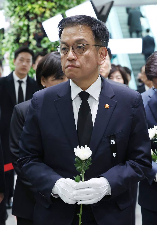 최상목 대통령 권한대행 부총리 겸 기획재정부 장관이 2일 전남 무안국제공항에 마련된 제주항공 여객기 사고 희생자 합동분향소를 찾아 조문하고 있다.［연합］