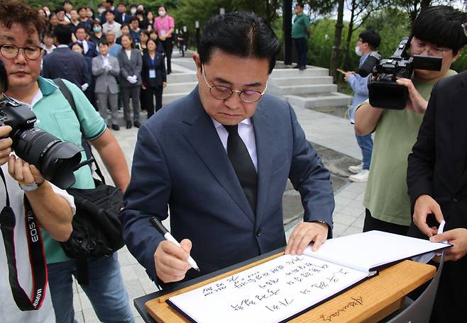 [서울=뉴시스] 조성우 기자 = 전병헌 새로운미래 대표가 29일 경남 김해시 봉하마을 고 노무현 전 대통령 묘역을 찾아 참배한 뒤 방명록을 작성하고 있다. (사진=새로운미래 제공) 2024.08.29. photo@newsis.com *재판매 및 DB 금지