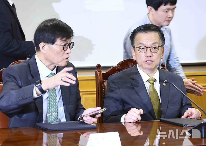 [서울=뉴시스] 김근수 기자 = 최상목 경제부총리 겸 기획재정부 장관과 이창용 한국은행 총재가 19일 오전 서울 중구 은행회관 중회의실에서 열린 거시경제금융회의에서 이야기를 나누고 있다. 2024.12.19. ks@newsis.com