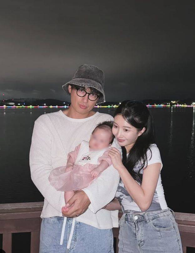 [서울=뉴시스] 이지훈, 아야네 부부와 딸의 모습. (사진=아야네 인스타그램 캡처) 2025.01.02. photo@newsis.com  *재판매 및 DB 금지