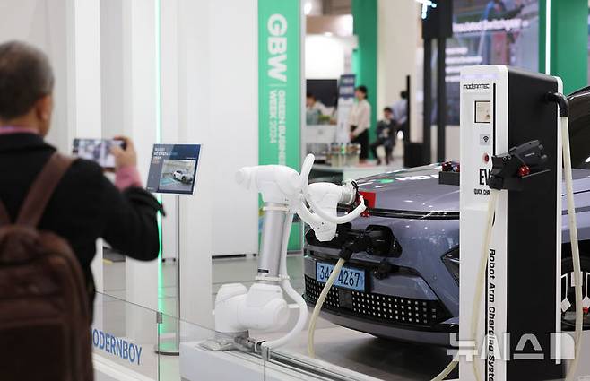 [서울=뉴시스] 김진아 기자 = 지난해 10월16일 서울 강남구 코엑스에서 열린 2024 그린비즈니스위크에 무인 로봇충전소가 시연되고 있다. 2024.10.16. bluesoda@newsis.com