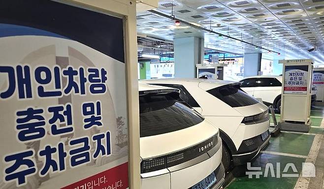 [포항=뉴시스] 송종욱 기자 = 포항시청 주차장에 마련된 공용 전기차와 충전기 모습. 2024.12.18. sjw@newsis.com