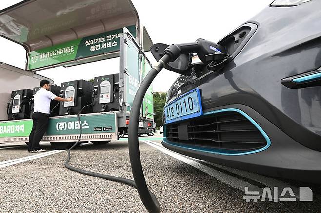 [용인=뉴시스] 김종택 기자 = 지난해 9월13일 경기도 용인시 경부고속도로 부산 방향 기흥휴게소에서 관계자가 이동식 전기차 '무료' 충전서비스를 시연하고 있다. 2024.09.13. jtk@newsis.com