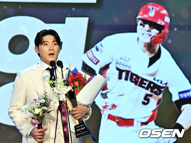 [OSEN=조은정 기자] 2024 신한 SOL뱅크 KBO 시상식이 26일 오후 서울 송파구 롯데호텔 월드 크리스탈볼룸에서 열렸다.이날 시상식에서는 퓨처스(2군)리그, KBO리그 투타 개인 부문별 1위 선수와 KBO 수비상에 대한 시상과 함께 정규시즌 최우수선수(MVP)와 신인상 주인공이 발표됐다. MVP를 수상한 KIA 김도영이 소감을 전하고 있다. 2024.11.26 /cej@osen.co.kr