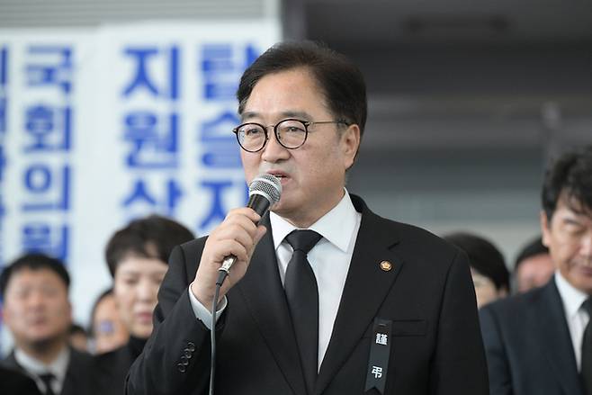 우원식 국회의장이 지난달 30일 오후 전남 무안군 무안국제공항에서 제주공항 참사 피해자 유가족에게 위로의 말을 전하고 있다. 연합뉴스