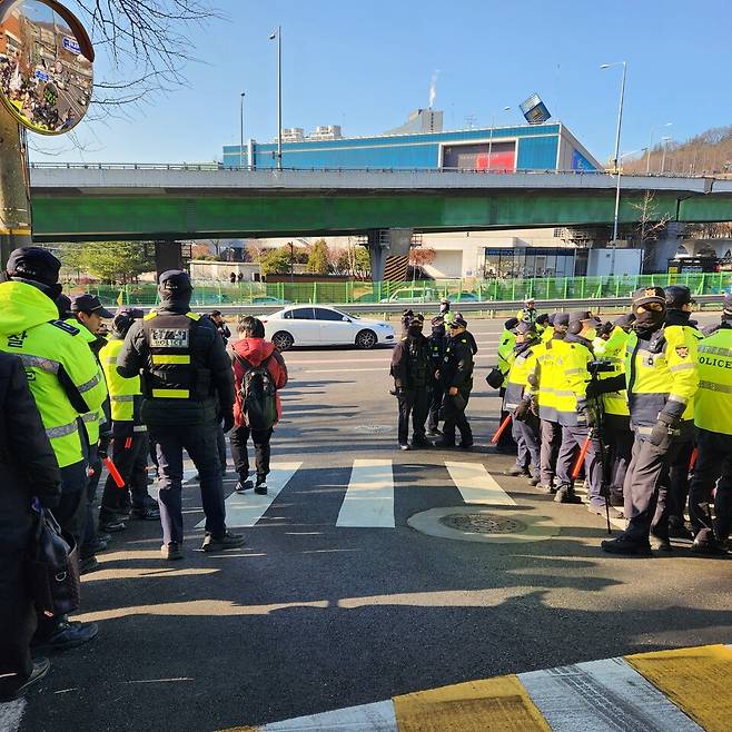 2일 오전 윤석열 대통령이 칩거 중인 한남동 관저 앞의 모습. 시민들이 도로를 점거하려고 하자, 경찰이 현장을 통제하고 있다 ⓒ시사저널 이태준