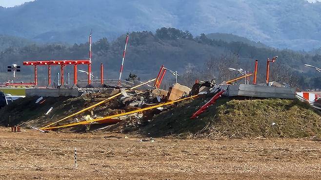 제주항공 여객기 참사를 키운 핵심 시설인 '로컬라이저'(착륙유도시설)가 적법하게 설치됐는지 여부를 둘러싸고 논란이 일고 있다. 국토교통부는 안전 구역 밖에 설치돼 '문제없다'는 입장이다. 반면 일각에서는 규정에 맞지 않았다는 지적한다. 로컬라이저가 국토부 규정상 안전구역 내 설비로 드러났다는 것이다. 무안국제공항에 설치된 로컬라이즈 둔덕 일부가 무너진 모습 ⓒ시사저널 정성환