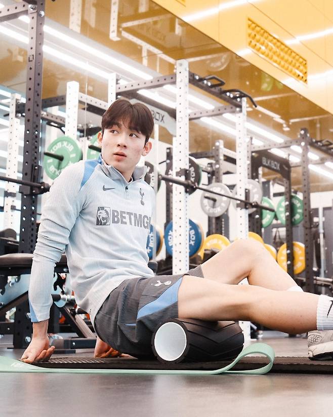 대한민국 축구 미래 양민혁이 토트넘 홋스퍼 1군 데뷔전을 기다리고 있다. 영국 공영방송 'BBC'는 '올해의 전환점은 양민혁이 토트넘에 등록돼 1군 데뷔를 앞둔 시점'이라며 '양민혁은 이미 2주 동안 런던에 머물렀다. 그는 에이전트와 함께 토트넘 훈련장 내 숙박 시설에 머물며 영어 레슨을 받고, 토트넘이 마련한 피지컬 트레이닝을 거쳤다'면서 양민혁의 상황을 주목했다. 사진 토트넘