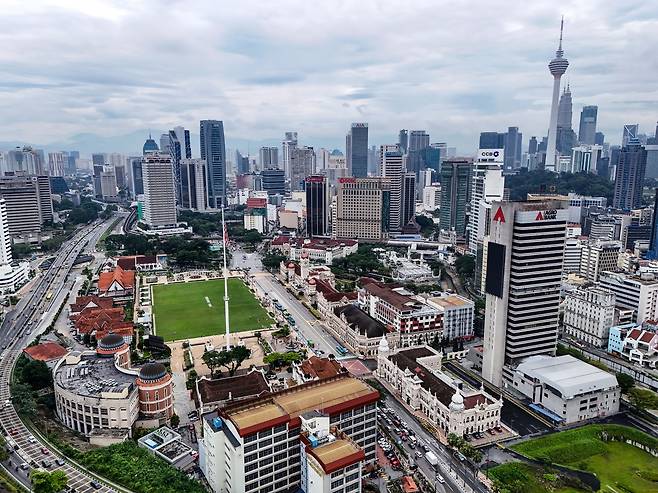 메르데카 광장과 술탄 압둘 사마드 빌딩 [사진/백승렬 기자]