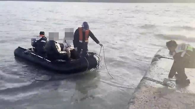 해경에 구조된 고립자들 [인천해양경찰서 제공. 재판매 및 DB 금지]