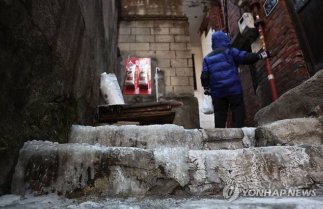 에너지 바우처 상시 사용 추진 (서울=연합뉴스) = 강추위가 이어지는 24일 오후 서울 용산구 동자동 쪽방촌에서 한 어르신이 얼음이 언 계단을 힘겹게 오르고 있다. 2024.1.24 [연합뉴스 자료사진]