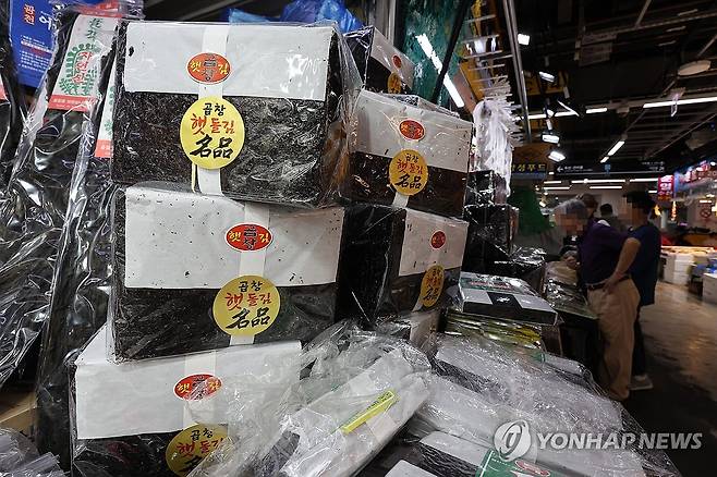 기존 양식장, 김 양식업 전환 허용 (서울=연합뉴스) = 5일 오후 서울 한 시장에서 판매 중인 김. 2024.9.5 [연합뉴스 자료사진]