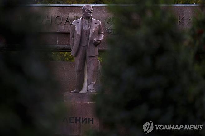 몰도바 키시너우에 있는 레닌 동상 (몰도바 키시너우 AP=연합뉴스) 2024년 11월 1일 몰도바 수도 키시너우에서 촬영된 레닌 동상. (AP Photo/Vadim Ghirda, 자료사진) 2025.1.2.