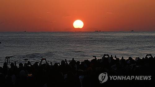 새해 일출…강릉 경포해변     (강릉=연합뉴스) 유형재 기자 = 1일 강원 강릉시 경포해변 앞바다에서 2025년의 시작을 알리는 붉은 해가 솟아오르고 있다. 2025.1.1