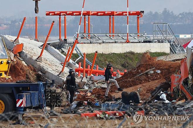 무안공항 방위각 시설 살피는 과학수사대 (무안=연합뉴스) 서대연 기자 = 30일 전남 무안군 무안국제공항 제주항공 여객기 충돌 폭발 사고 현장에서 경찰 과학수사대가 활주로 인근의 방위각 시설(로컬라이저)을 살피고 있다.
    방위각 시설은 공항의 활주로 진입을 돕는 역할을 하는 일종의 안테나로, 흙으로 된 둔덕 상부에 있는 콘크리트 기초와 안테나가 서 있는 구조다. 2024.12.30 dwise@yna.co.kr