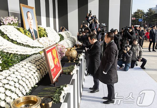 이재명 더불어민주당 대표(왼쪽)와 권영세 국민의힘 비상대책위원장이 3일 오전 서울 여의도 국회에서 열린 고 김수한 전 국회의장 영결식에서 분향을 하고 있다. 2025.1.3/뉴스1 ⓒ News1 이재명 기자