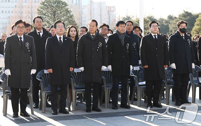 우원식 국회의장을 비롯한 여야 지도부가 3일 오전 서울 여의도 국회에서 열린 고 김수한 전 국회의장 영결식에 참석해 자리하고 있다. 왼쪽부터 우 의장, 이재명 더불어민주당 대표, 권영세 국민의힘 비상대책위원장, 이학영 국회부의장, 박찬대 더불어민주당 원내대표, 권성동 국민의힘 원내대표. 2025.1.3/뉴스1 ⓒ News1 김민지 기자