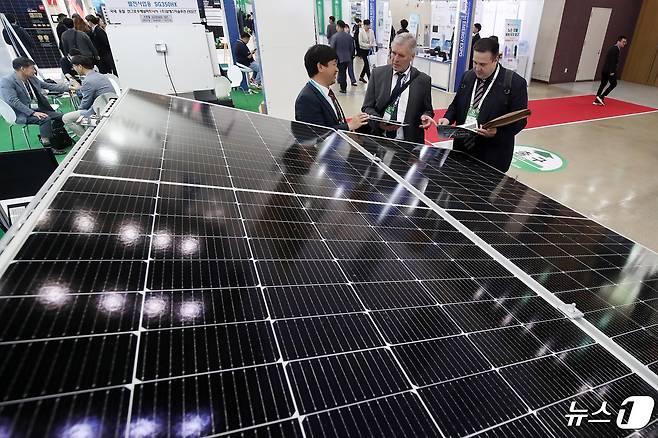 24일 대구 엑스코에서 개막한 '2024 국제그린에너지엑스포'를 찾은 해외 바이어가 태양광 구조물 건설업체 부스에서 구매 상담을 진행하고 있다.. 2024.4.24/뉴스1 ⓒ News1 공정식 기자