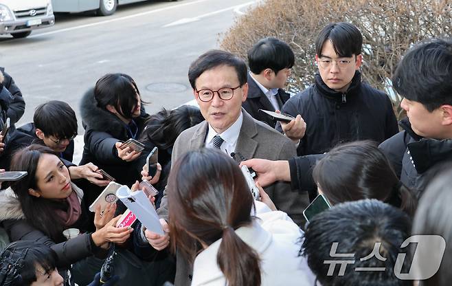 윤석열 대통령의 법률대리인인 배진한 변호사가 3일 서울 종로구 헌법재판소 소심판정에서 열린 윤석열 대통령 탄핵 사건에 대한 2차 변론준비기일에 출석하며 취재진 질문에 답하고 있다. (공동취재) 2025.1.3/뉴스1 ⓒ News1 임세영 기자