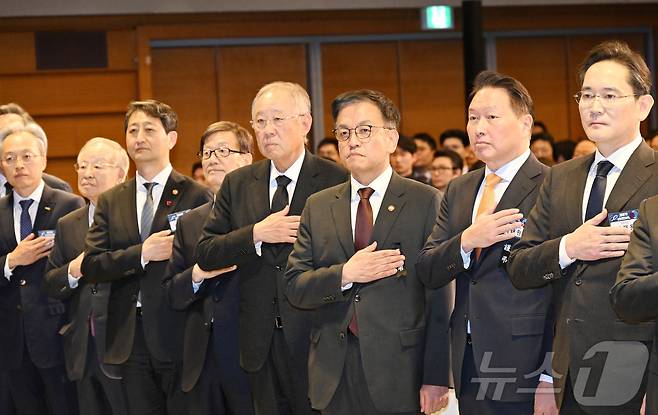 최상목 대통령 권한대행과 최태원 대한상의 회장이 참석자들과 국민의례를 하고 있다. 앞줄 왼쪽부터 최진식 중경련 회장, 손경식 경총 회장, 안덕근 산업부 장관, 윤진식 무역협회 회장, 류진 한경협 회장, 최상목 대통령 권한대행, 최태원 대한상의 회장, 이재용 삼성 회장(대한상공회의소 제공) ⓒ News1 김재현 기자