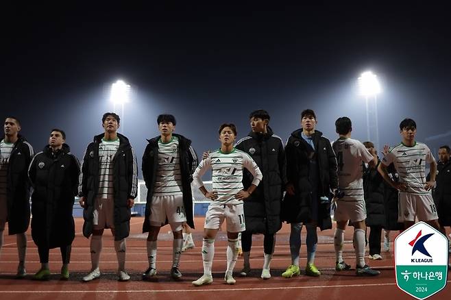 전북 현대 선수들이 지난해 12월1일 목동종합운동장에서 열린 서울 이랜드와의 승강플레이오프 1차전 후 관중을 바라보고 있다. 제공 | 한국프로축구연맹