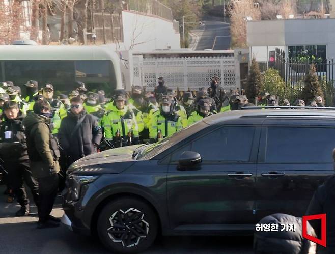 3일 아침 윤석열 대통령에 대한 체포영장 집행을 위해 공수처 관계자들이 서울 한남동 대통령 관저에 들어간 가운데 관저 정문 앞을 경찰이 겹겹이 경비하고 있고 앞에는 공수처 차량들이 서있다.  허영한 기자