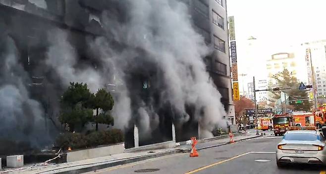 3일 경기 성남시 분당구 야탑동 한 복합건축물에서 화재가 발생해 연기가 치솟고 있다. /연합뉴스