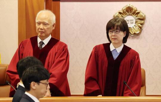 정형식(왼쪽), 이미선 헌법재판관이 3일 오후 서울 종로구 헌법재판소 소심판정에서 열린 윤석열 대통령 탄핵심판 2회 변론준비기일에 입장하고 있다. [사진공동취재단]
