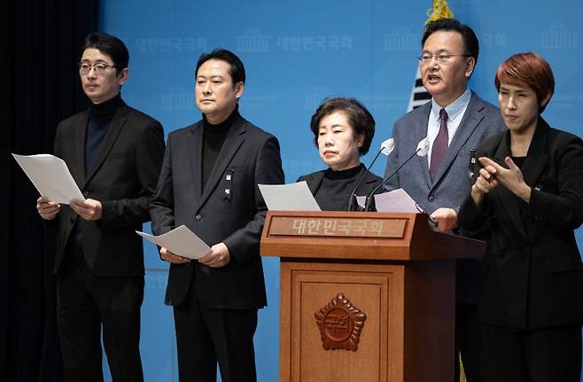 유상범 국회 법제사법위원회 국민의힘 간사를 비롯한 위원들이 2일 오후 서울 여의도 국회 소통관에서 윤석열 대통령 체포영장 집행을 위한 수색영장 관련 부당성에 대한 서울서부지방법원 규탄 기자회견을 하고 있다. /사진=뉴스1화상