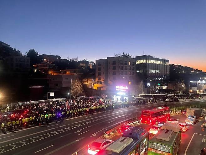 3일 서울 용산구 대통령 관저 앞에서 윤 대통령의 지지자들이 체포영장 집행에 반대하는 구호를 외치며 집회를 열고 있다. /사진=서윤경 기자