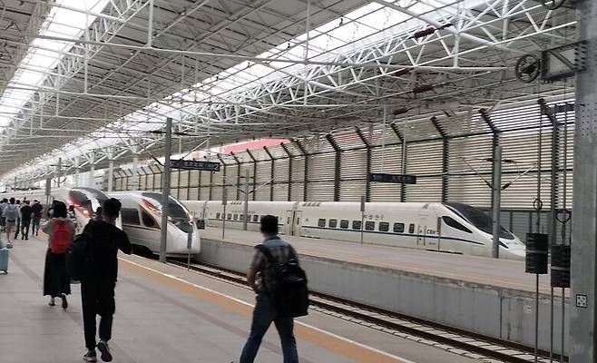 중국 베이징의 베이징북역에 고속열차 등이 정차해 있다. 베이징/최현준 특파원