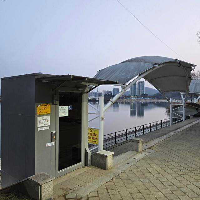 대구 수성못 오리배 선착장의 휠체어 승강기가 오리배 운행 중단으로 준공 1년도 채 되지 않았는데 멈춰 서 있다. 대구=전준호 기자