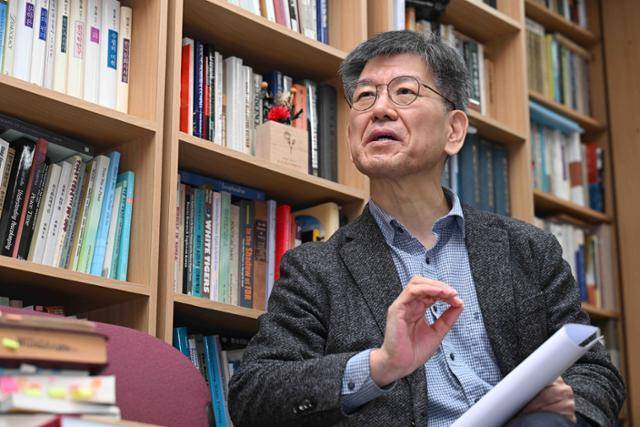 박명림 교수는 "윤 대통령은 겨우 0.73%포인트 차로 승리하고, 총선도 참패를 하고도 협치를 하지 않았다"며 "제도와 정치를 바꾸지 않는 한 시민들도 점점 피로에 빠지고 좌절한다"고 지적했다. 최주연 기자