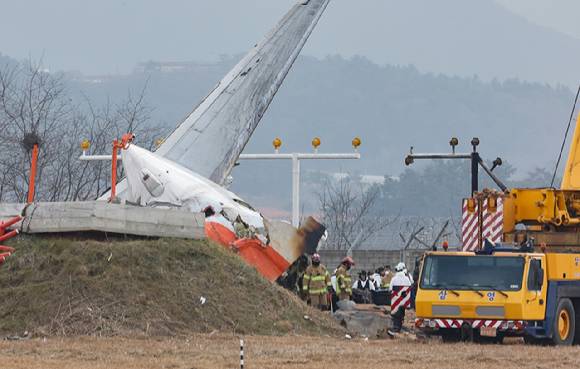 무안공항을 자주 비행했다는 한 조종사가 제주항공 여객기 참사의 주요 원인으로 지목된 방위각 시설(로컬라이저)이 콘크리트로 만들어졌다는 것을 인지하지 못했으며 이에 대한 안내도 받은 적 없다고 증언했다. 사진은 지난달 30일 전남 무안군 무안국제공항에서 발생한 제주항공 여객기 충돌 폭발 사고 현장에서 관계자들이 수색작업을 펼치고 있는 모습. [사진=연합뉴스]