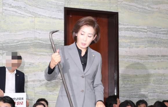 지난 2019년 당시 자유한국당 나경원 원내대표가 국회 의안과 앞에서 열린 긴급 의원총회에서 노루발못뽑이(일명 '빠루')를 들고나오고 있다. [사진=연합뉴스]