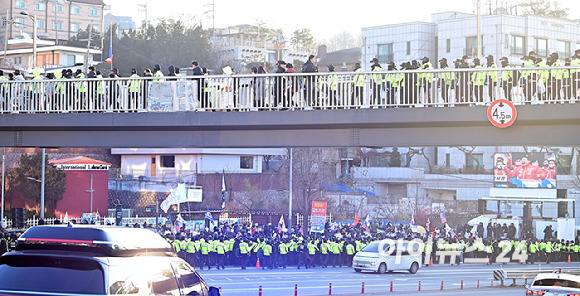 3일 오전 서울 용산구 한남동 대통령 관저 앞 도로 상황. [사진=곽영래 기자]