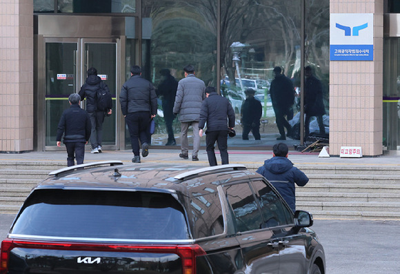 고위공직자범죄수사처가 윤석열 대통령의 체포영장 집행에 나선 3일 서울 용산구 한남동 대통령 관저 경내에서 공수처 수사관과 경찰 병력 등이 내려오고 있다. [사진=연합뉴스]