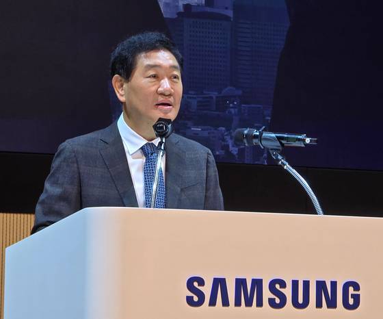 지난해 삼성전자 창립 55주년 기념식에서 한종희 삼성전자 대표이사 부회장이 기념사를 하고 있다. 사진 삼성전자