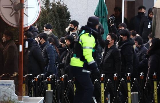 윤석열 대통령에 대한 체포영장 집행에 나선 고위공직자범죄수사처 수사관들이 3일 서울 용산구 한남동 대통령 관저 입구를 통과해 진입하고 있다. 연합뉴스