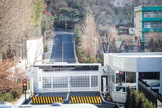 고위공직자범죄수사처(공수처)가 3일 윤석열 대통령 체포영장 집행을 시도한 가운데 서울 용산구 관저 인근에 경호처 직원들이 경계 근무를 서고 있다. 최기웅 기자 2025.01.03