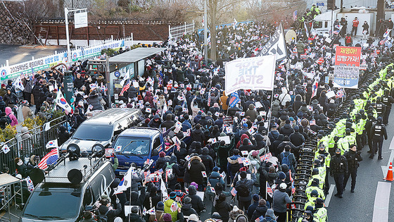 고위공직자범죄수사처(공수처)가 3일 윤석열 대통령 체포영장 집행을 시도한 가운데 서울 용산구 관저 인근에 윤석열 대통령 지지자들이 체포영장 집행에 반대하는 집회롤 열고 구호를 외치고 있다. 최기웅 기자