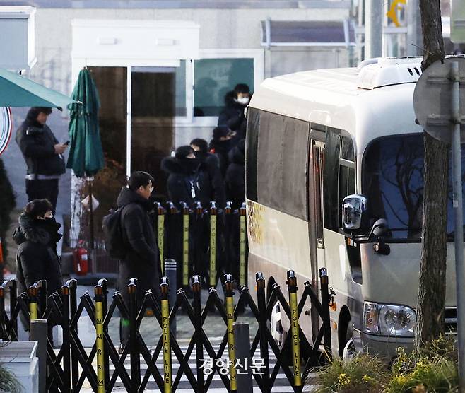 공수처 수사관들이 윤석열 대통령에 대한 체포영장 집행에 나선 3일 경찰들이 서울 한남동 대통령 관저 입구에 배치돼 있다. 2025.01.03. 문재원 기자